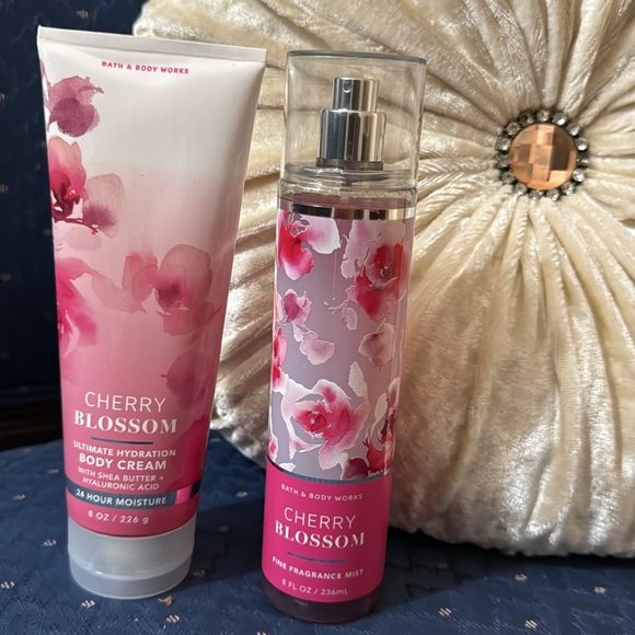 BATH & BODY WORKS SET. . ..CHERRY BLOSSOM SCENT - Picture 2 of 6